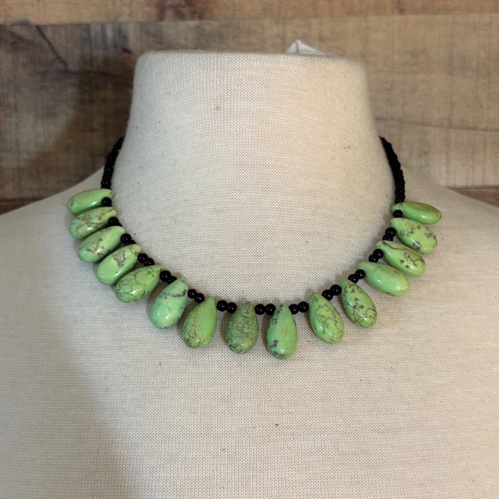 Green Teardrop Stone Beaded Necklace Black Accent Beads Silver Tone Clasp 18in